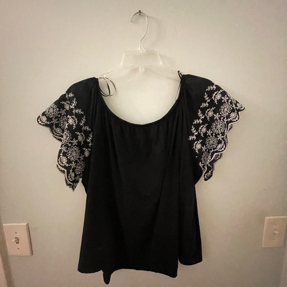 XL Black and White fancy off the shoulder short sleeve blouse